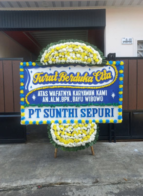Papan Bunga Duka di Panggung
