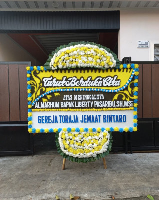 Papan Bunga Duka di Panggung