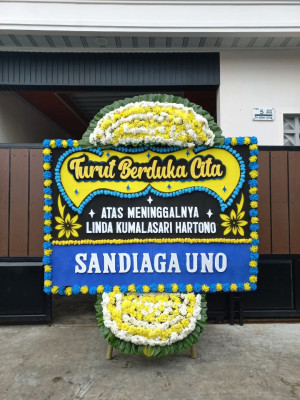 Papan Bunga Duka di Panggung