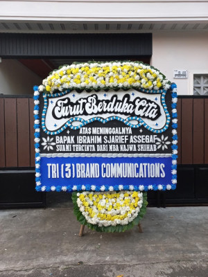 Papan Bunga Duka di Panggung